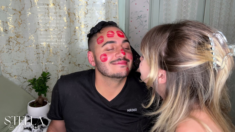 Stellafatale: I baci con il rossetto rosso gli coprono tutto il...