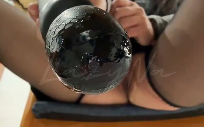 Lazy Na: Yeni vibratörüm test edilmesi beni ıslatıyor