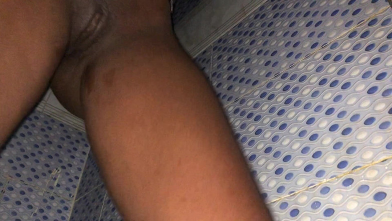 DivaHouz: 性感的非洲乌木戏弄湿润的阴户从波纹性感舞蹈浴室的脸上