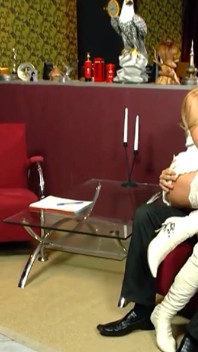 Scène de blondes avides - 3_sexy bombasse blonde aime quand elles finissent sur ses pieds