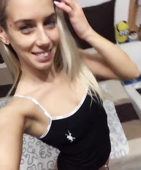 Nesty: ねえみんな私の甘いお尻をチェックしてください