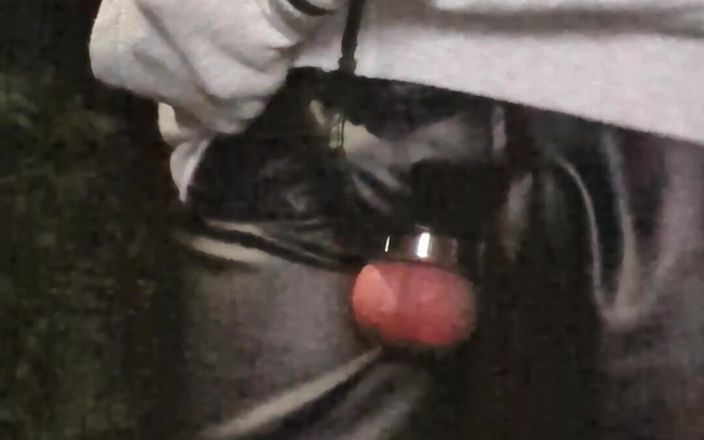 kinkygaynudist: L'uomo cammina fuori e mostra le sue palle