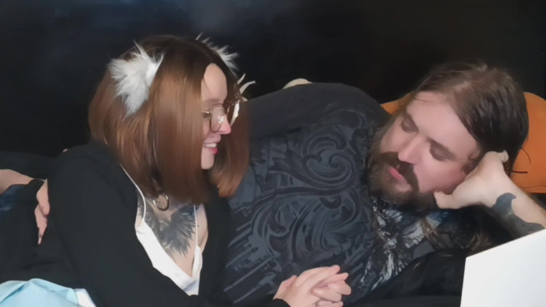 Haven Moss: Cosplay evli kadın kocasını yaramaz video oyunu oynarken yakaladı