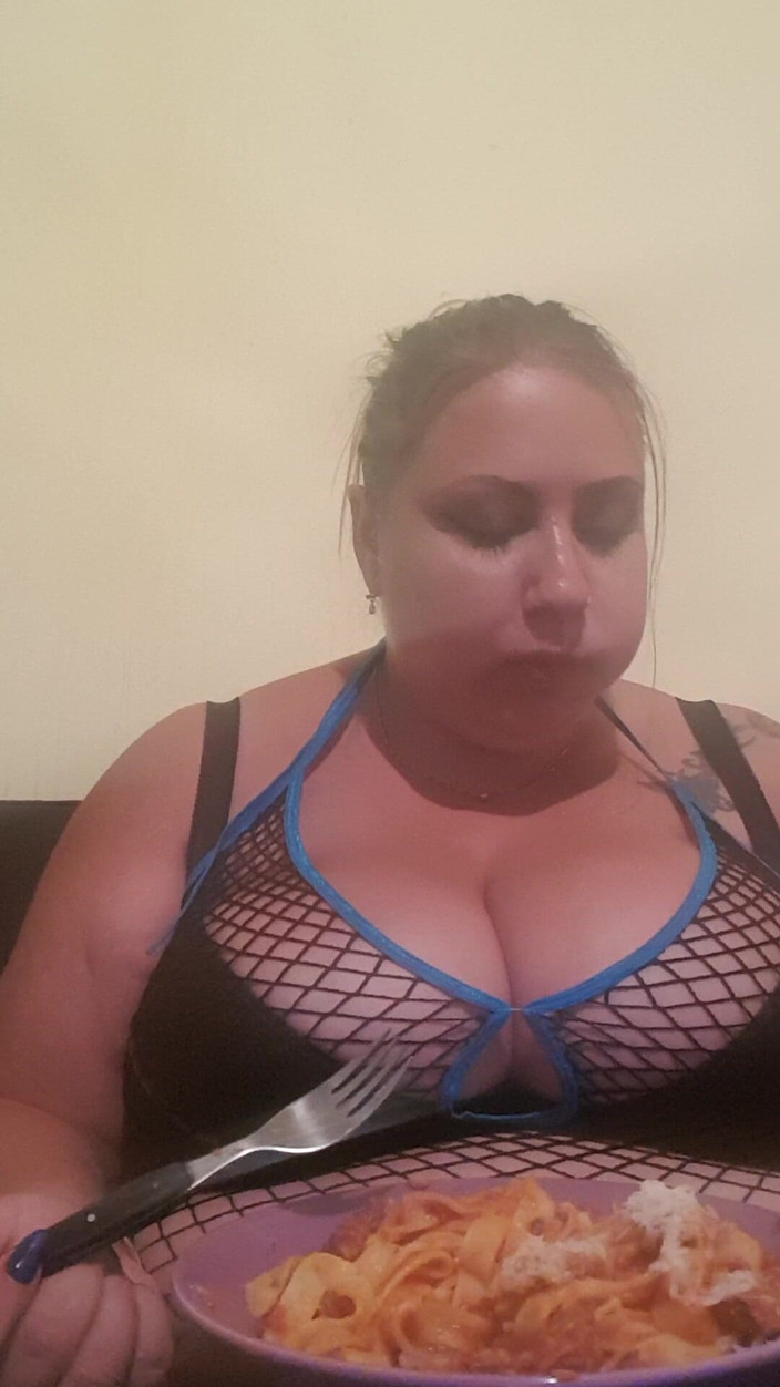 LoraBbw: Набиваю себе пастою /фіді