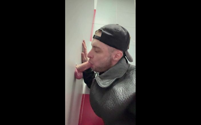 KinkySirius: Scally chav ragazzo in giacca di pelle prova il gloryhole...