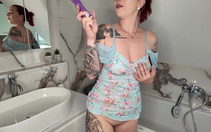 Nina Devil: Yeni oyuncağım! Banyomda yeni dildomu test ettim!