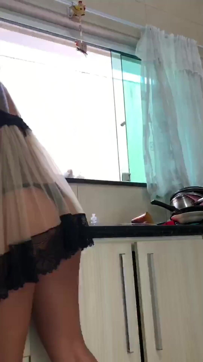 Espuleta: Wanita muda lagi asik cuci piring dengan enak - bagian 1