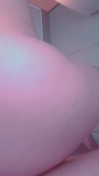 Chica universitaria latina en medias con gran culo se queda atrapada en la lavadora
