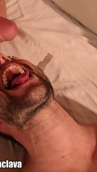 Legată la ochi, legată, futută tare de un tip musculos, cu glugă și bine călărit și beau totul!
