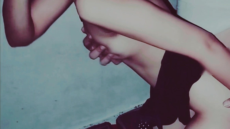 Hot Sis: 欲火中烧的妻子与丈夫朋友啪啪