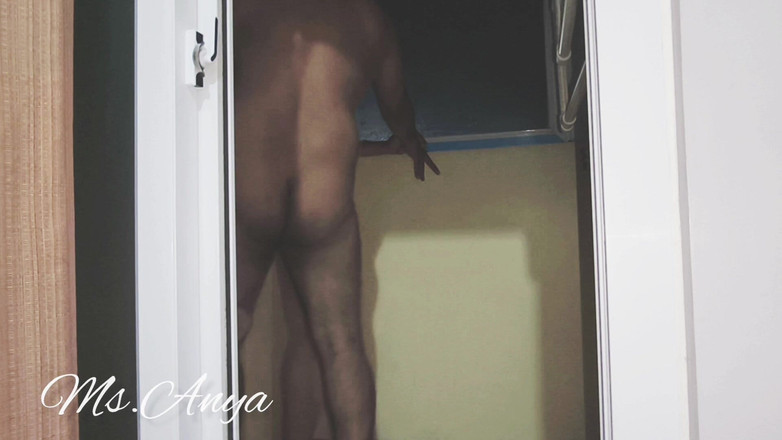 naanya: Người giao hàng Nagpaiyot Sa Habang Wala Ang Asawa.