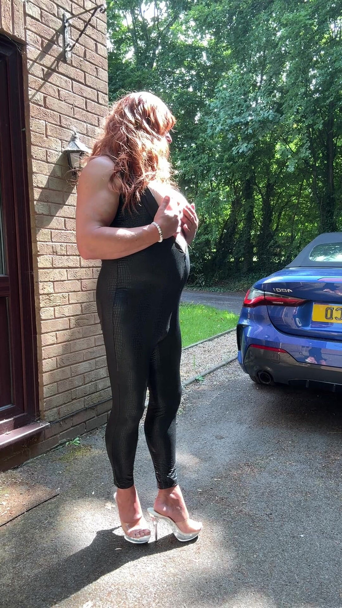 Kellycd2022: Crossdresser seksi Kellycd2022 dalam pakaian kucing pvc hitam dan tumit