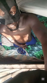 Bawa saya jauh ke dalam mulut awak Anddchoke pada zakar hitam besar itu