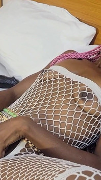Vera si scopa con un dildo gigante e poi ha chiamato il suo toy ragazzo per scoparla bene