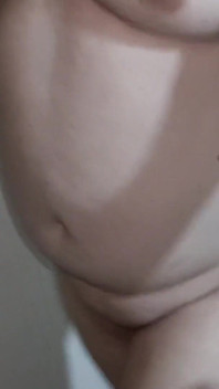 Une belle-fille excitée se promène nue dans Gyam, son beau-père pervers filme son mouvement