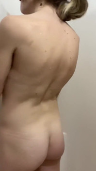 Před spaním se dobře sprchuje