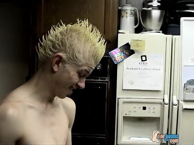 Toegasms: 스트레이트 소년과 함께하는 지저분한 발 재미