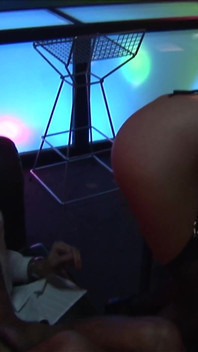 Superba dezbrăcată face mult mai mult decât doar să se dezbrace