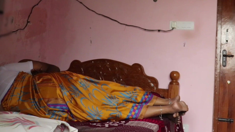 Black & white desicat: 백인 블라우스와 사리 차림의 인도 타밀 주부