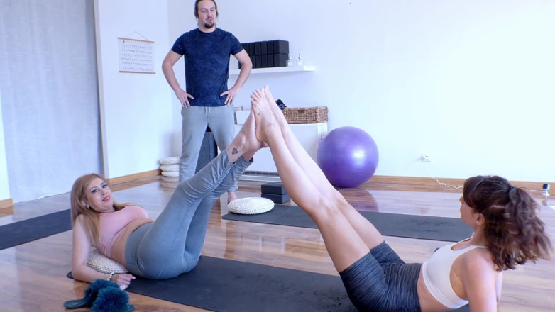 Lety Howl: Zeer privé yogasessie. Intens trio met xxl-speeltje
