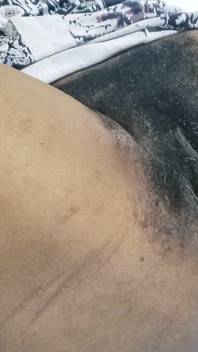 Apre grandi labbra della figa durante una seducente fantasia notturna piena di desiderio provocante