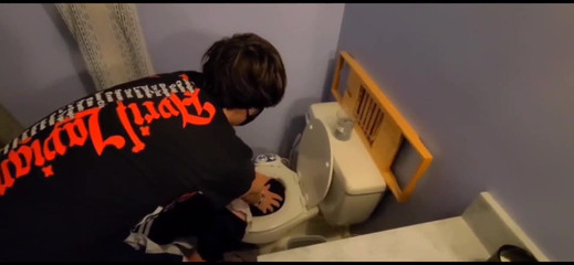 Kinkytwinkpamps: Twink Meletakkan Soggy Basah Pada Muka Pembantu Rumah & Swirly