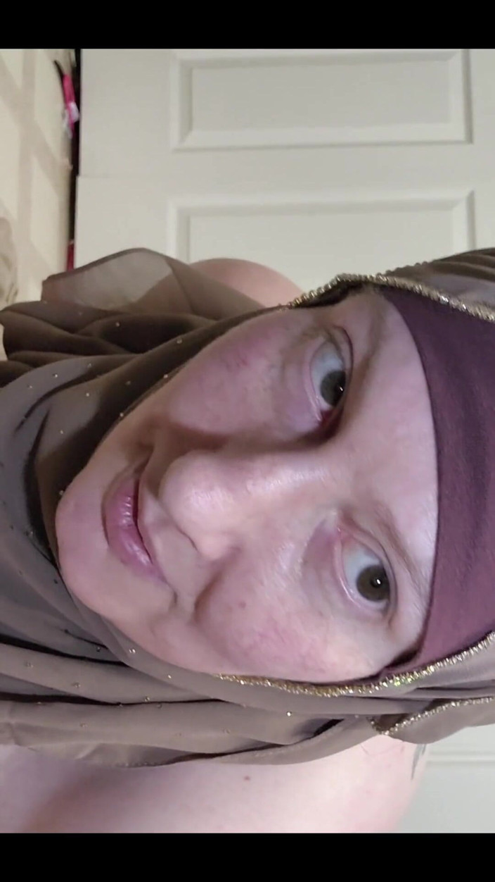 CrippleFreak4U: Aku membiarkan hijabku di atas tapi menanggalkan sisa pakaianku