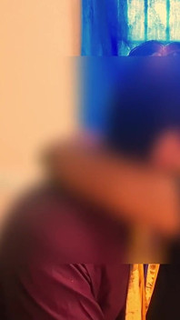 Hintli üvey kız kardeş seks için üvey erkek kardeşini ve arkadaşını sikiyor