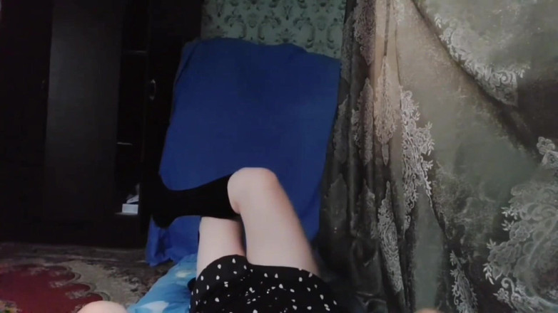 Kitty_Cross: Femboy feminin moale se întoarce în halat pufos