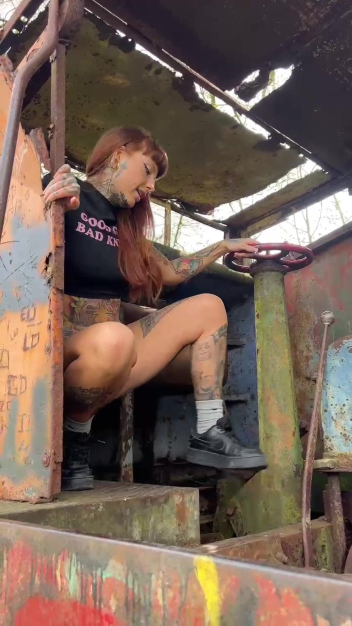 Yourfavecumslut: 热辣女郎在废弃的火车上撒尿！