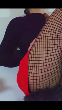 Mis a seksi bacaklarını külot hortumunda gösteriyor 2