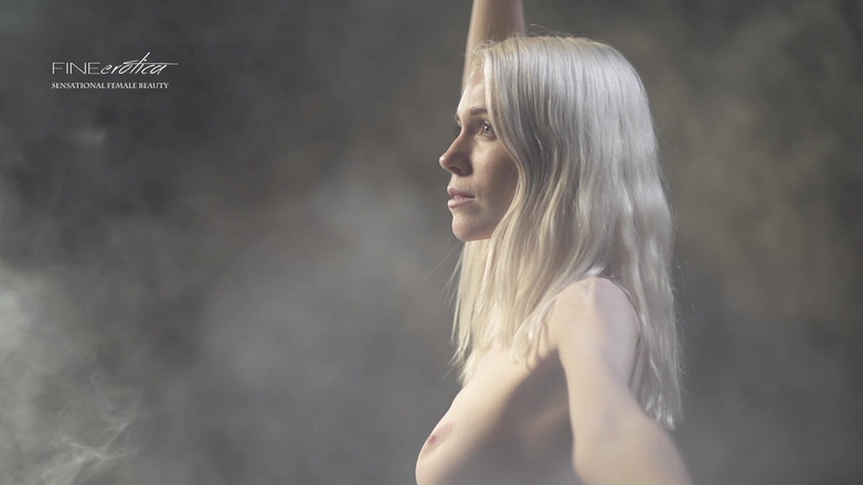 Fine Erotica: Nebeská mračna Mary