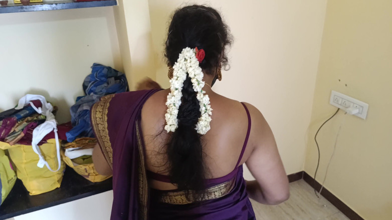 Pushpa studio: 義理の妹とその夫と一緒に家で働いている主婦