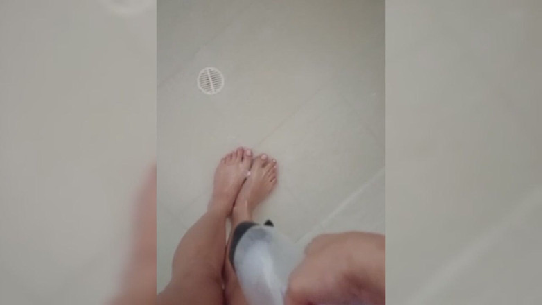 Lulu sweet: Sexy Feet in the Shower