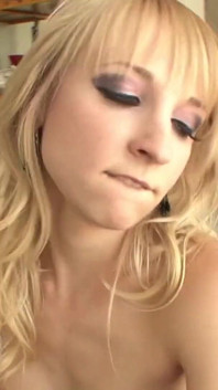 Blondýnka a brunetka s přírodními kozami si spolu hrají