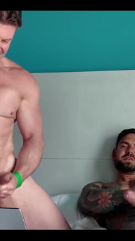 Entrenador atrapado masturbándose
