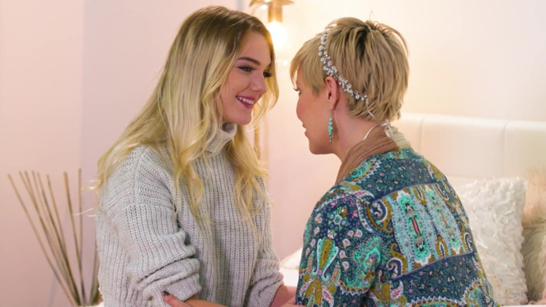 Girlsway: Girlsway - una ragazza bollente ha evocato la sua sorellastra tardiva...