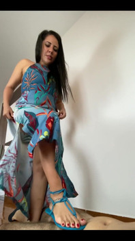 Cock crush 7 - diosa Kiffa en sexy sandalias de schutz azules 7