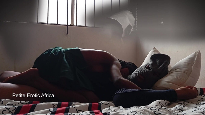 Petite Erotic Africa: 흑누나 십대는 승마를 의미합니다