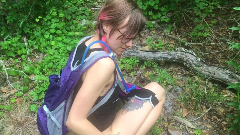 kactus kutie: Pinkeln im wald auf einer Wanderung