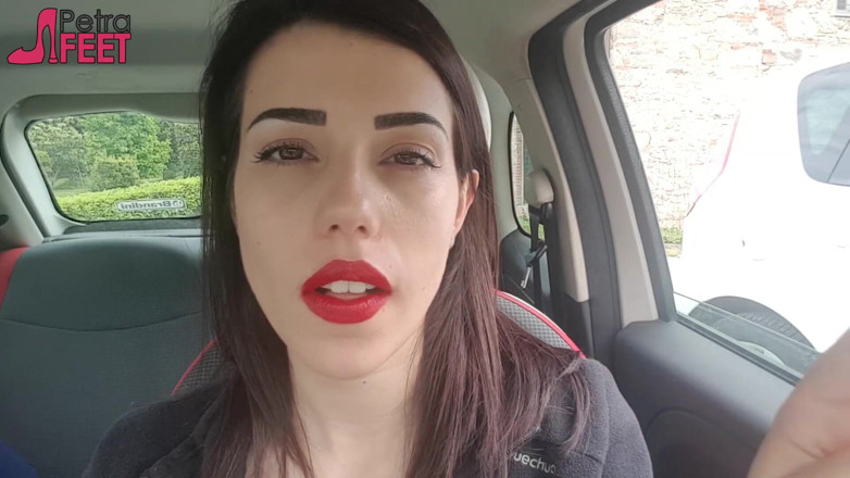 Smokin Fetish: Dobře vypadající Petra kouří ve svém autě