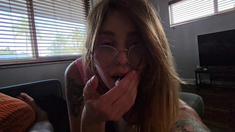 Danny Dirt: La piccola sorellastra monella si fa riempire il culo con...