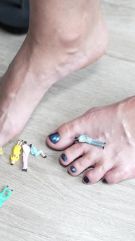 Adik tiri Pada Orang Kecil Dengan Barefeet Saya
