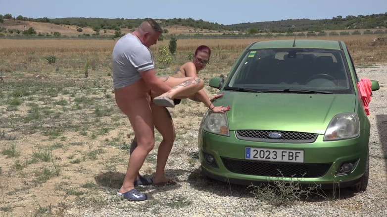 German amateur - 100% German hardcore videos: Tätowierte rothaarige fickt auf der motorhaube eines autos