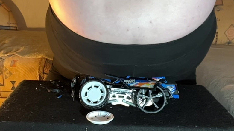 BeachBallsDuo: ¡El coche de juguete de plástico fue aplastado por lucys...