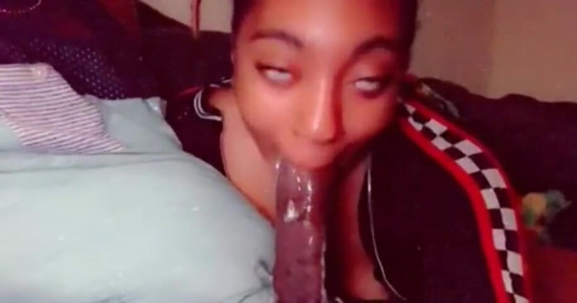 Fijii pornbox: Cosplayci genç kız bazı gırtlağına kadar alma videoları için geliyor