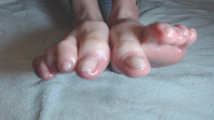 Abby Anna: Oiling my natural short toenails