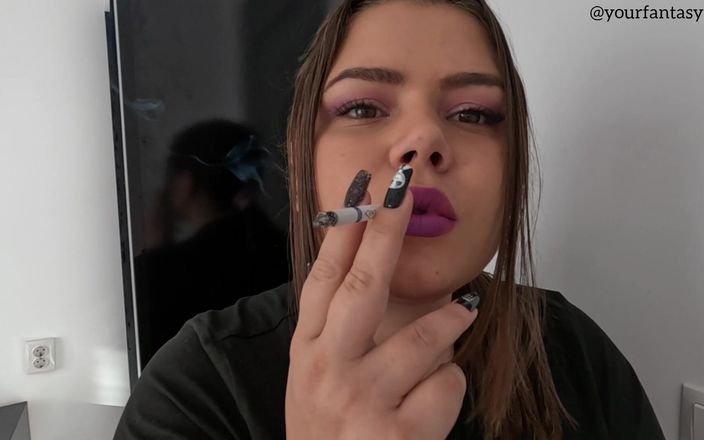 Your fantasy studio: Gros plan, fumer avec du rouge à lèvres violet