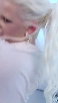 Sexy blondine betrokken bij een fantastische bukkake