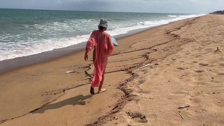 Batty Lux: Прогулянки та засмагання голяка на пляжі